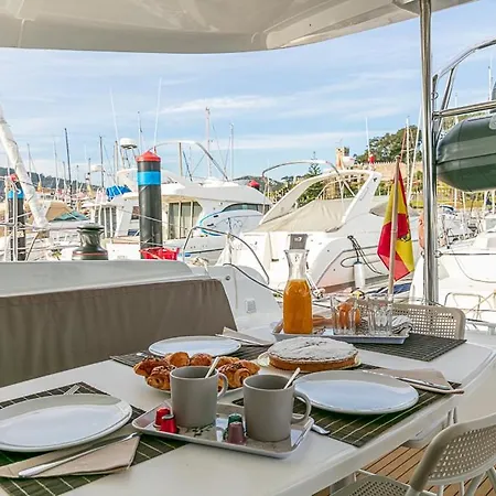 Πλωτό κατάλυμα Catamaran Lagoon 42 *